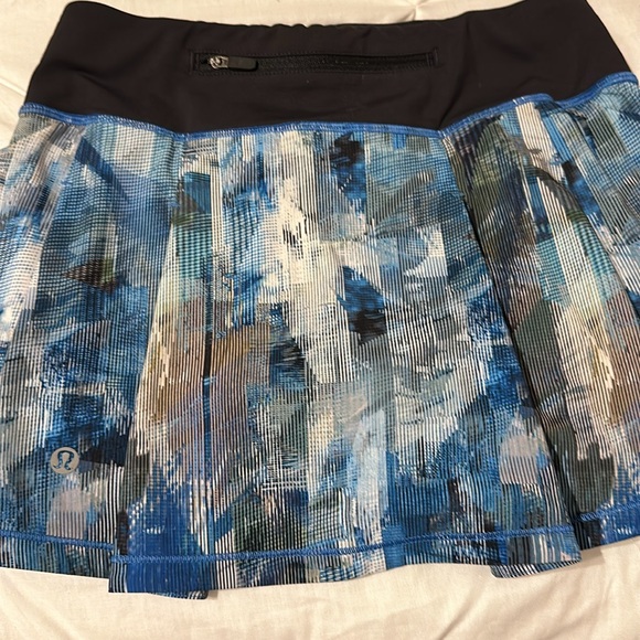 Lululemon reg 2 skort like new side pocket for phone - Picture 3 of 8